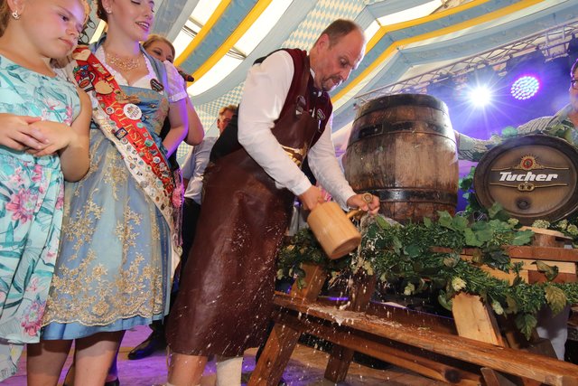 Bieranstich durch Bürgermeister Christian Vogel im Papert-Festzelt am Freitagabend. | Foto: Udo Dreier
