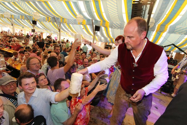 Bieranstich durch Bürgermeister Christian Vogel im Papert-Festzelt am Freitagabend. | Foto: Udo Dreier