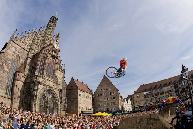 Spektakuläre Bilder eröffnen sich den Besuchern beim Red Bull District Ride auf dem  Hauptmarkt. | Foto: Markus Greber/Red Bull Content Pool