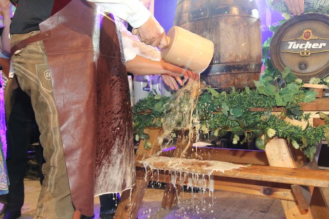Bieranstich durch Bürgermeister Christian Vogel im Papert-Festzelt am Freitagabend. | Foto: Udo Dreier