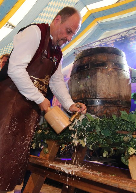 Bieranstich durch Bürgermeister Christian Vogel im Papert-Festzelt am Freitagabend. | Foto: Udo Dreier