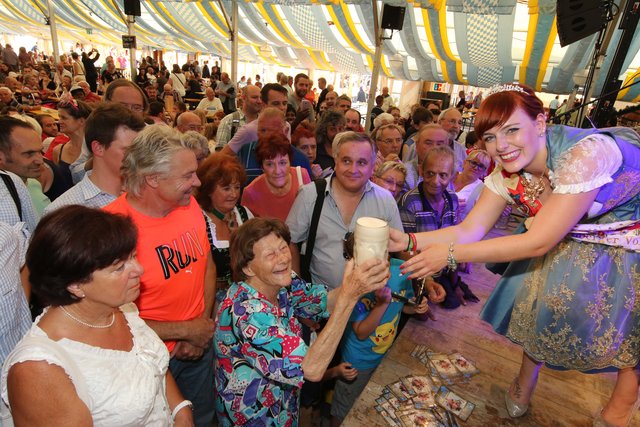 Eröffnung Herbstvolksfest Nürnberg mit Volksfestkönigin Carina. | Foto: Udo Dreier