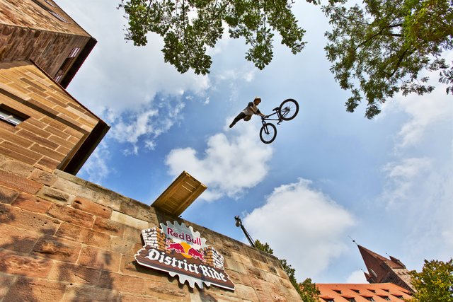 Die Teufelskerle auf ihren Bikes geben alles beim Red Bull District Ride in Nürnberg. | Foto: Daniel Grund/Red Bull Content Pool