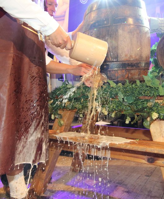 Bieranstich durch Bürgermeister Christian Vogel im Papert-Festzelt am Freitagabend. | Foto: Udo Dreier