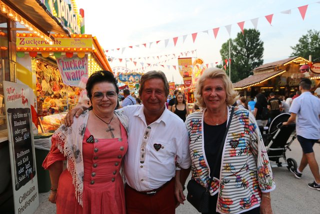 Altstadt-Wirtin Anja Besinger (l.), Restaurant Oberkrainer, mit Wirte-Legende Dany Roskar und Ehefrau Karola. | Foto: John R. Braun
