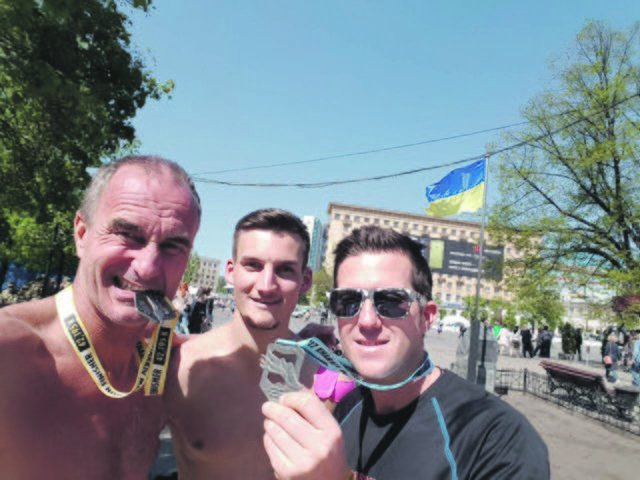 Kerniger Biss im Ziel auf die Marathon-Medaille aus Charkiw. | Foto: © privat