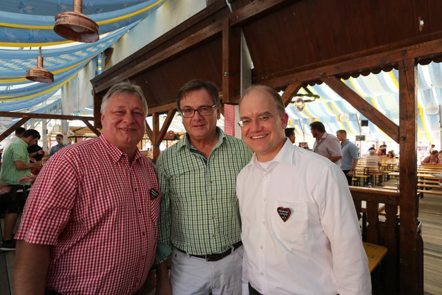 Tucher-Chef Fred Höfler (M.) mit SPD-Bundestagsabgeordneten Martin Burkert (l.) und CSU-Bundestagskandidat Sebastian Brehm. | Foto: John R. Braun