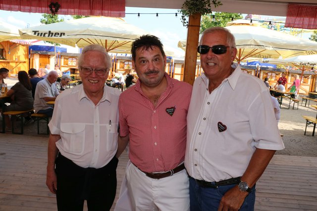Hotelier  Oskar Schlag (l.), Dipl.-Ing. Thorsten Goppel (M.), GTÜ, und Willi Heidrich. | Foto: Udo Dreier