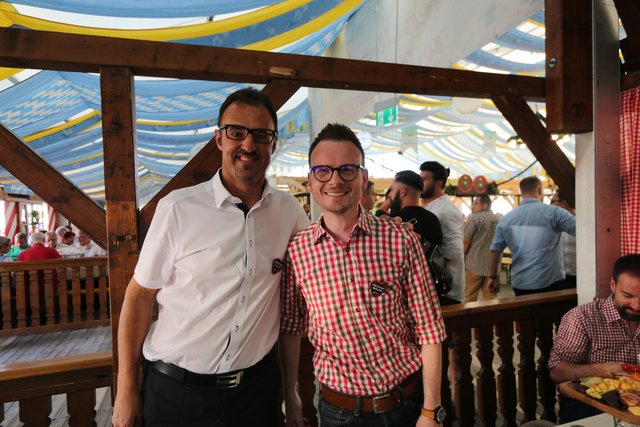 Tucher Gastronomiedirektor Jörg Träger (l.) mit Bezirksrat  Daniel Forster. | Foto: John R. Braun
