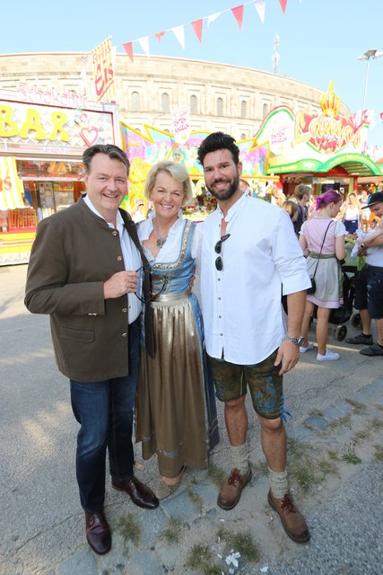 CSU-Bundestagsabgeordneter Michael Frieser (l.) und Ehefrau Stefanie mit Altstadt-Wirt Christian Wagner. | Foto: John R. Braun