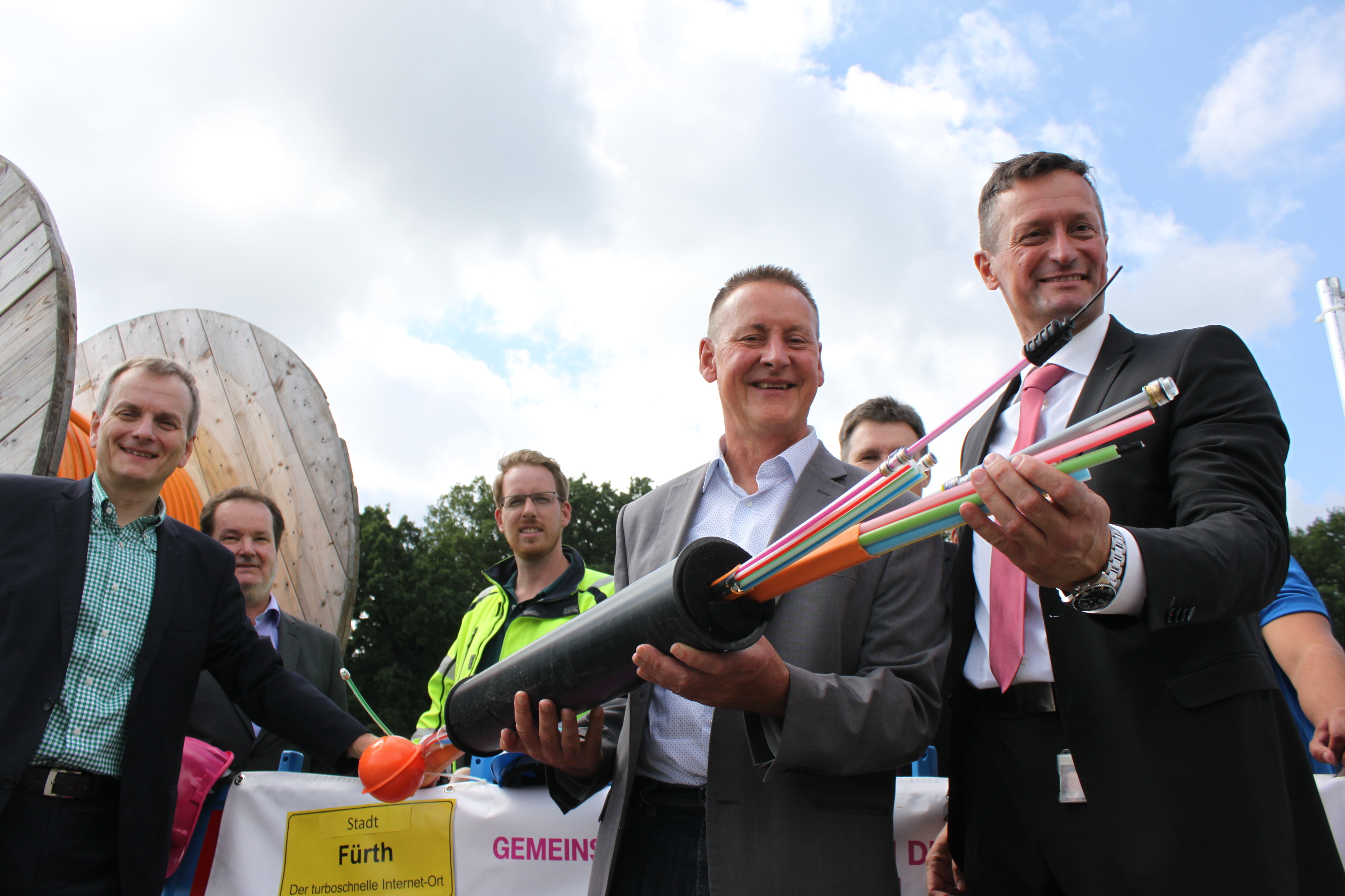 Stadt und Telekom ziehen gemeinsam am Glasfaserstrang: Wirtchaftsreferent Horst Müller (li.) sowie OB Thomas Jung (2.v.re.) und Werner Prucker (re.) gaben den Startschuss für den Breitbandausbau in Fürth. Foto: Ebersberger