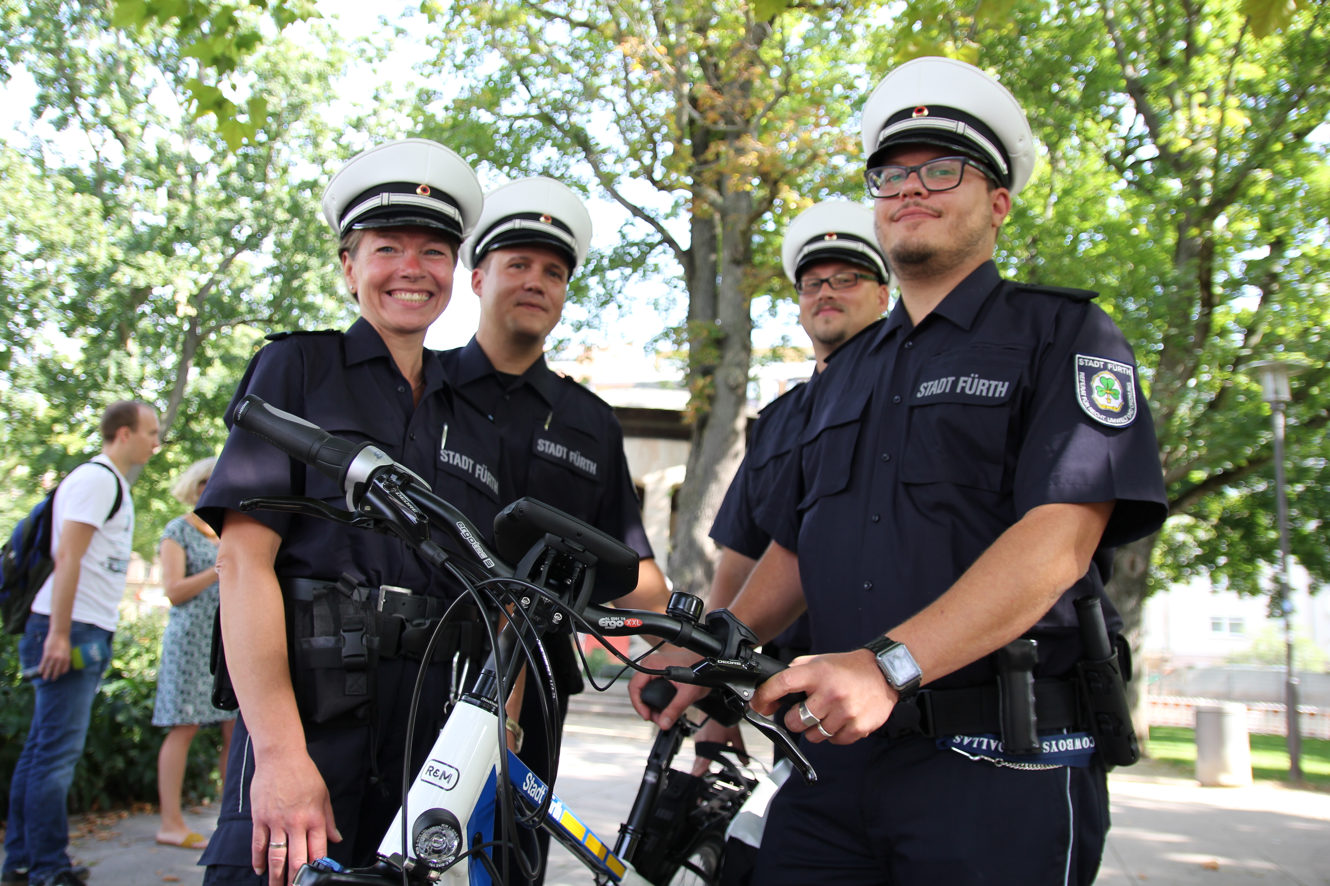 Vier der fünf MItarbeiter des neuen Kommunalen Ordnungsdienstes beim Fototermin. Foto: Ebersberger