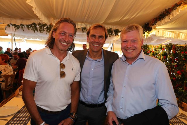 MarktSpiegel-Geschäftsführer Harald Greiner mit Funkhaus-Geschäftsführer Alexander Koller und Bratwurst Röslein-Wirt Thomas Förster (v.r.). | Foto: Udo Dreier