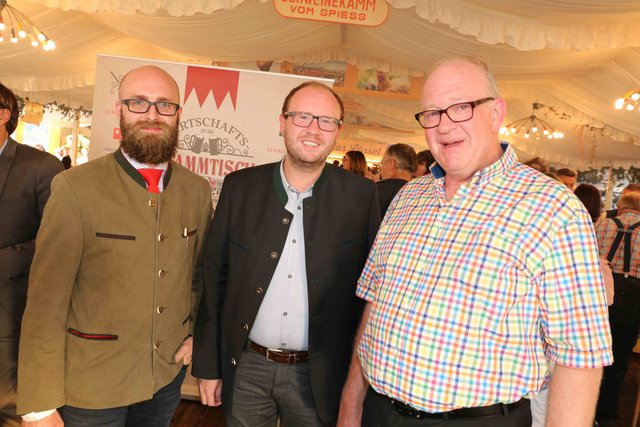 Wirtschafts- und Medienstammtisch bei Gigerlas-Lössel auf dem Nürnberger Herbstvolksfest. | Foto: Udo Dreier