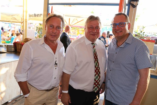 Wirtschafts- und Medienstammtisch bei Gigerlas-Lössel auf dem Nürnberger Herbstvolksfest. | Foto: Udo Dreier