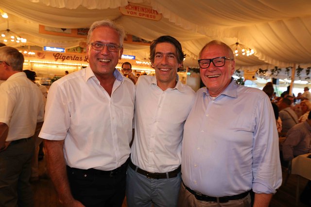 Wirtschafts- und Medienstammtisch bei Gigerlas-Lössel auf dem Nürnberger Herbstvolksfest. | Foto: Udo Dreier