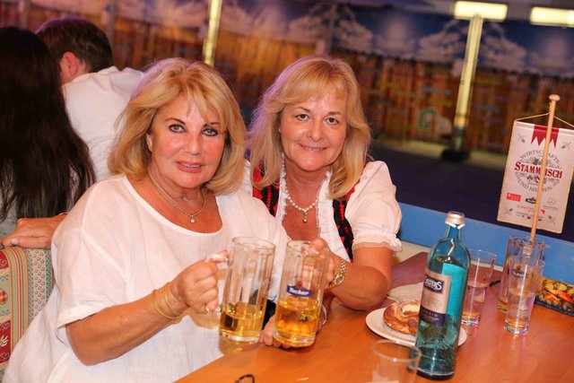 Wirtschafts- und Medienstammtisch bei Gigerlas-Lössel auf dem Nürnberger Herbstvolksfest. | Foto: Udo Dreier