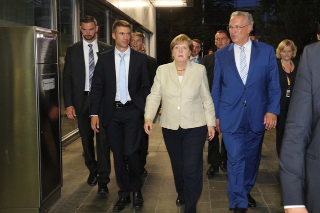 Kanzlerin Dr. Angela Merkel in Erlangen auf dem Weg zum Rathausplatz mit den CSU-Kandidaten Joachim Herrmann (r.)  und Stefan Müller (2.v.l.). | Foto: Kurt Fuchs