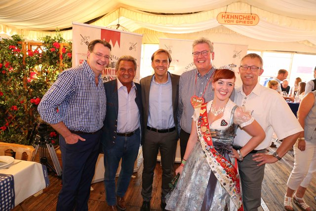 Wirtschafts- und Medienstammtisch bei Gigerlas-Lössel auf dem Nürnberger Herbstvolksfest. | Foto: Udo Dreier