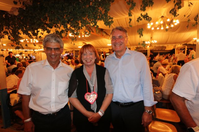 Dr. Armin Zitzmann (l.) Vorstandsvorsitzender NÜRNBERGER Versicherung, und Polizeivizepräsident Roman Fertinger mit Unternehmerin Ingrid Hofmann. | Foto: John R. Braun