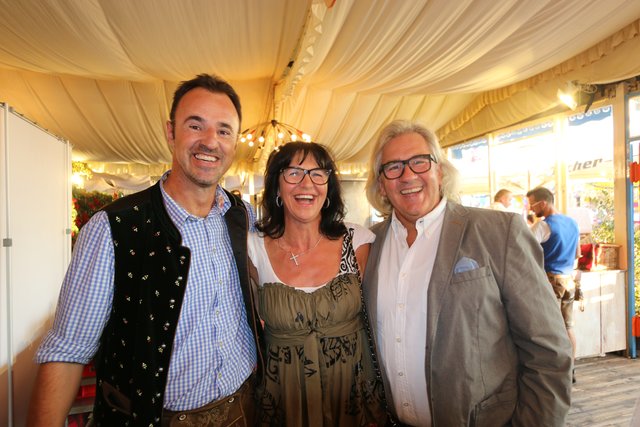 Tucher-Gastronomiedirektor Jörg Träger (l.) mit Wolfgang Schlosser (Fruchtecke) und Ehefrau Angelika. | Foto: John R. Braun