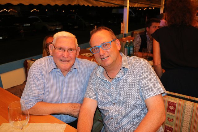Altstadtfest-Ehrenvorsitzender Kurt Raum (l.) mit Volker Heißmann. | Foto: John R. Braun