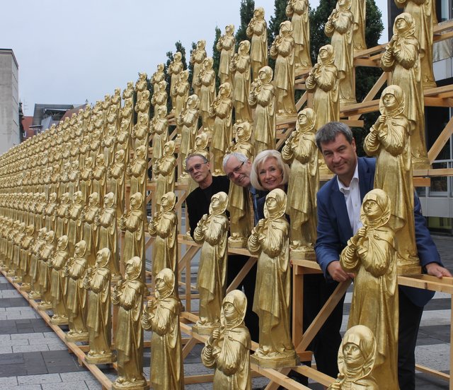 Wie eine Goldwand wirkt die neue Installation von Ottmar Hörl. | Foto: © Victor Schlampp
