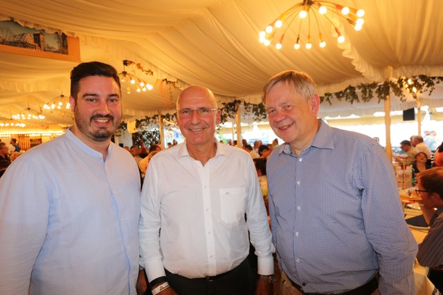 CSU-Bezirksgeschäftsführer Sven Heublein (l.) und MdL Karl Freller (r.) mit Unternehmer Alexander Fackelmann. | Foto: John R. Braun