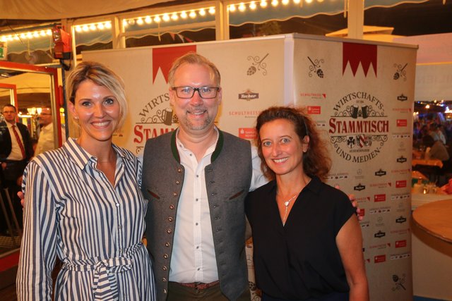 Opernball-Veranstalter Simon Röschke mit Agentur-Chefin Anja Mitra (r.) und Jessica Nehring, Autozentrum Nürnberg Feser. | Foto: John R. Braun