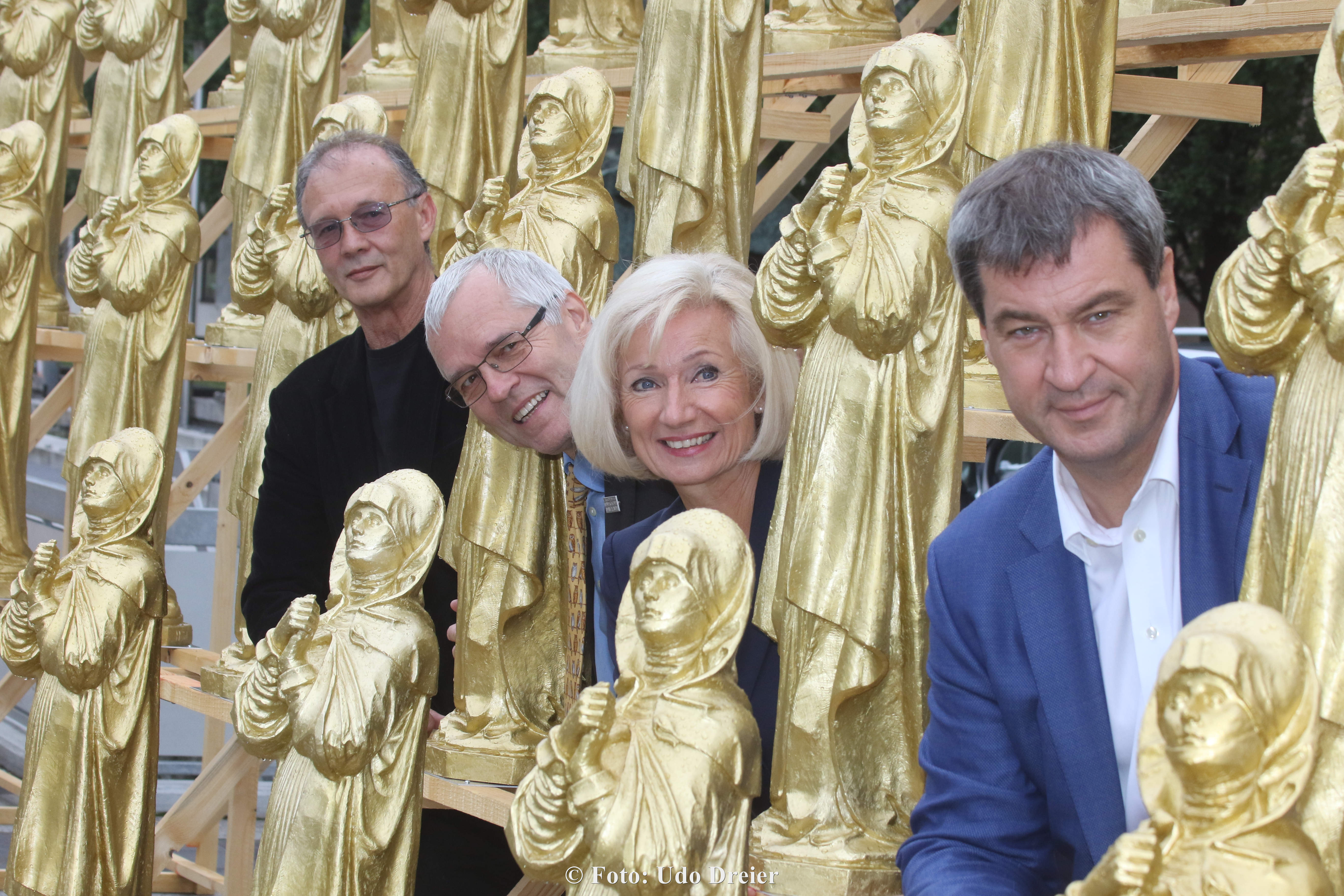 Gut versteckt zwischen den Goldmadonnen (v.l.) Ottmar Hörl, Ulrich Großmann, Julia Lehner und Markus Söder.