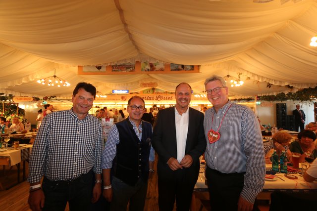Dr. Matthias Everding (r.), Vorstandsvorsitzender Sparkasse Nürnberg und Vorstandskollege Matthias Benk (l.) mit Tucher-Marketingdirektor Kai Eschenbacher (2.v.l.) mit Bürgermeister Christian Vogel. | Foto: John R. Braun