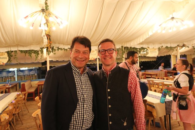 Matthias Benk (l.), Vorstand Sparkasse Nürnberg, mit wbg-Geschäftsführe Ralf Schekira. | Foto: John R. Braun