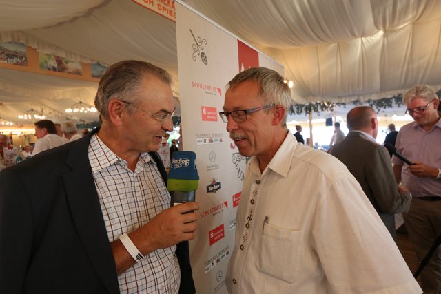Funkhaus-Redakteur Günther Moosberber (l.) interviewt Martin Heyn, Vorstandsvorsitzender SCHULTHEISS Wohnbau AG. | Foto: John R. Braun