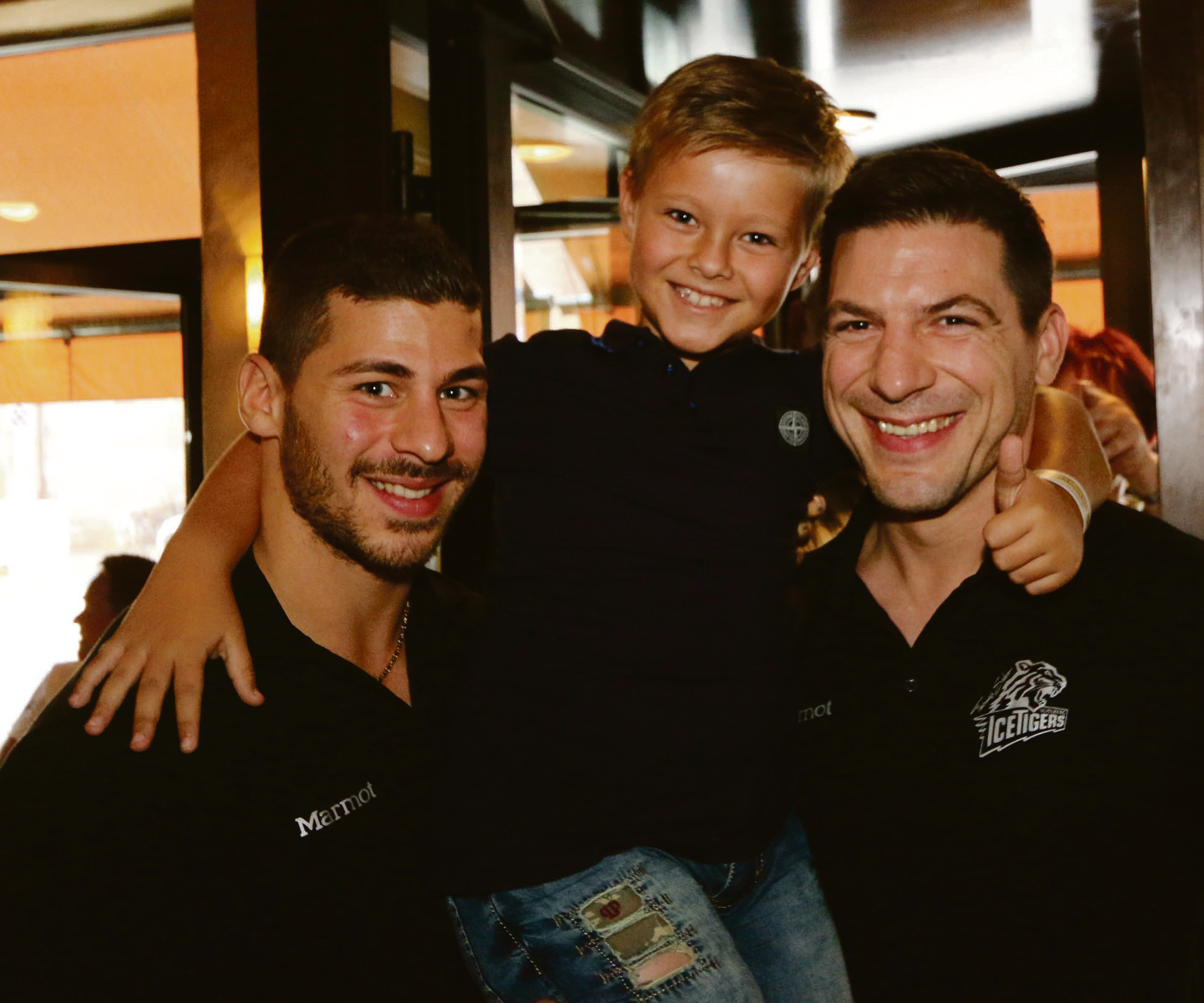 Ice-Tigers- & Nationalspieler Yasin Ehliz (li.) und Patrick Reimer mit Ken, einem ihrer größten Fans