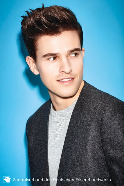 Zurück in die 1950er Jahre mit diesem coolen Sidecut. À la James Dean werden die Seiten und Konturen sehr kurz und sauber geschnitten. Die Haare am Oberkopf bleiben deutlich länger und werden nach vorne ansteigend gestuft. Das schafft vielfältige Stylingvarianten. Egal ob lässig oder chic. | Foto: Immo Fuchs, Köln / © Zentralverband Friseurhandwerk, Köln