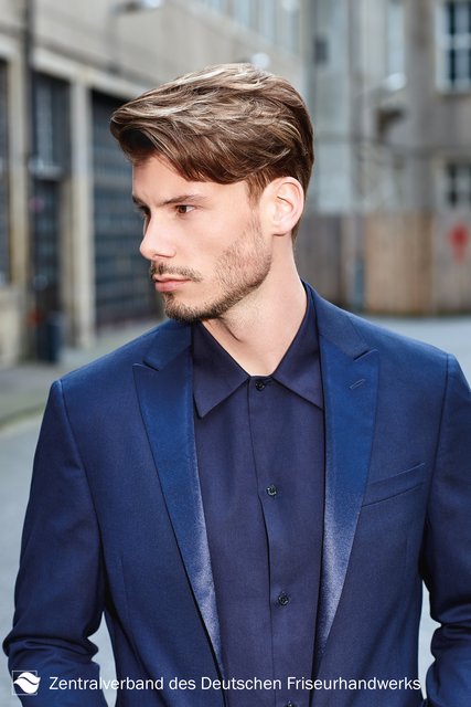 Glatt, extravagant und für nahezu jeden trendbewussten Mann geeignet. Stilvoll zieht dieser Sidecut mit Pompadour alle Blicke auf sich. Das längere Deckhaar wird dazu wild oder ganz präzise nach hinten oder seitlich gestylt. Volumenschaum direkt nach dem Waschen ins Haar geben, das verleiht extra Halt. | Foto: Immo Fuchs, Köln / © Zentralverband Friseurhandwerk, Köln