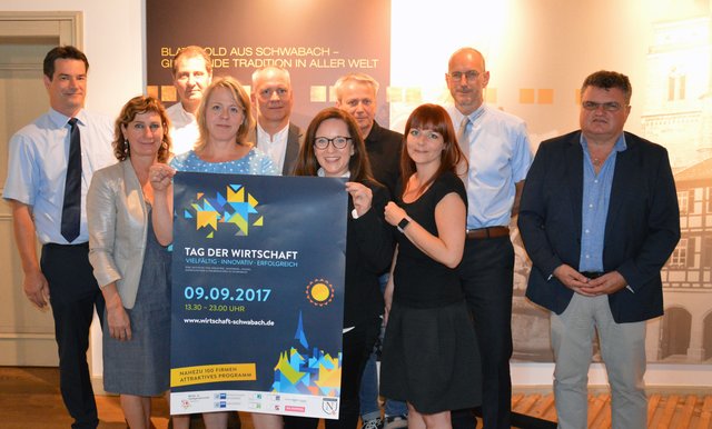 Gruppenbild mit dem Veranstalterteam (v. l.) mit der Schwabacher Kulturamtsleiterin Sandra Hoffmann-Rivero (2. v. l.) Michael Geißendörfer (SCHWUNG GmbH), Harald Bergmann (GEWOBAU Schwabach), Julia Peter (Pressesprecherin städtische Gesellschaften), Thomas Dann (IHK Gremium Schwabach), Stefanie Beck (RIBE GmbH), Bruno Fetzer, Jessica Schwenke (Black Rabbit Design), Winfried Klinger (Stadtwerke Schwabach) und Diakon Klaus Seitzinger (Stadtkrankenhaus Schwabach).