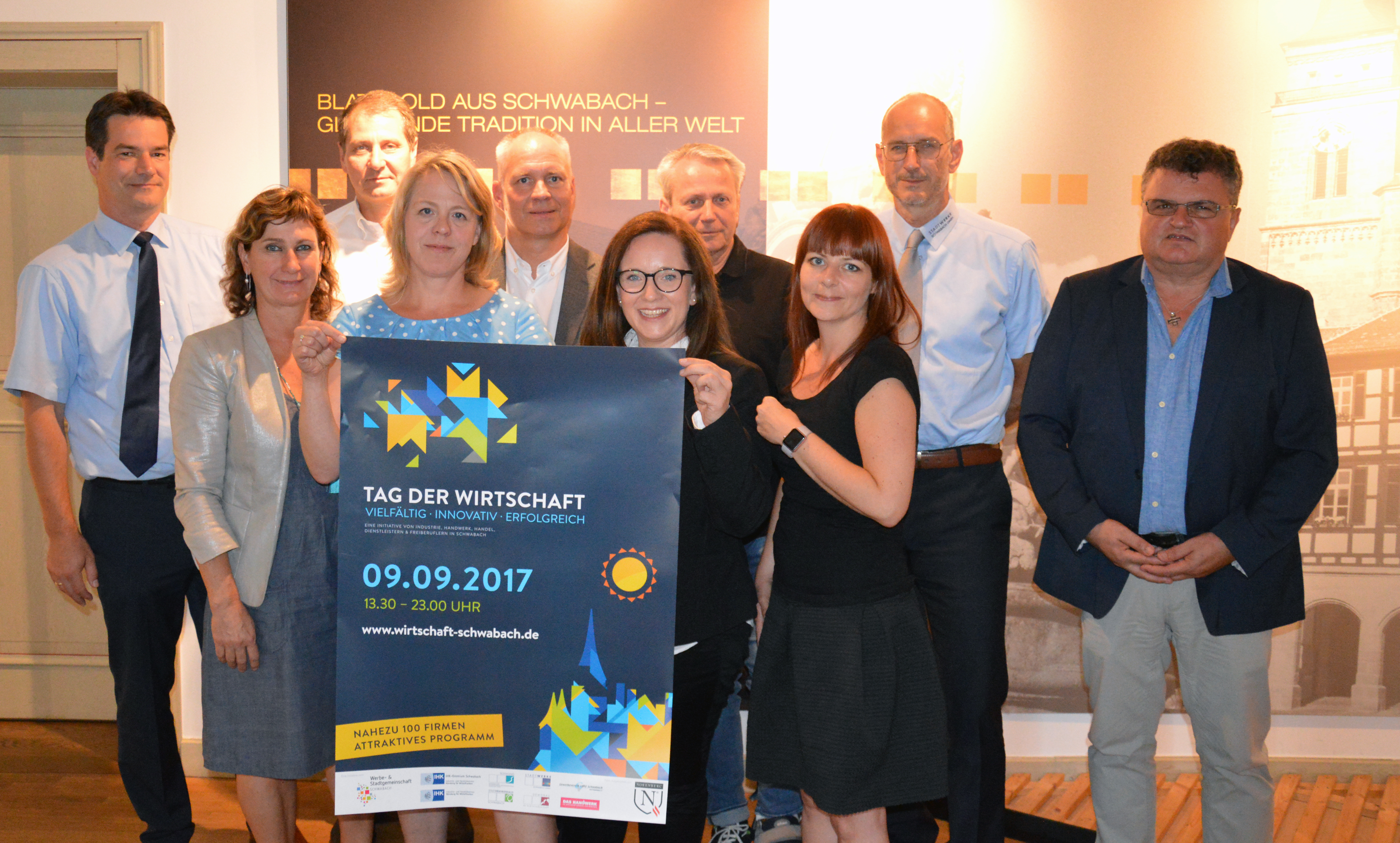 Gruppenbild mit dem Veranstalterteam (v. l.) mit der Schwabacher Kulturamtsleiterin Sandra Hoffmann-Rivero (2. v. l.) Michael Geißendörfer (SCHWUNG GmbH), Harald Bergmann (GEWOBAU Schwabach), Julia Peter (Pressesprecherin städtische Gesellschaften), Thomas Dann (IHK Gremium Schwabach), Stefanie Beck (RIBE GmbH), Bruno Fetzer, Jessica Schwenke (Black Rabbit Design), Winfried Klinger (Stadtwerke Schwabach) und Diakon Klaus Seitzinger (Stadtkrankenhaus Schwabach).