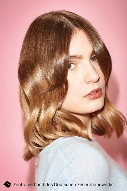 Nicht lang, nicht kurz, sondern Clavi! Also bis zum Schlüsselbein (engl. „clavicle“). Der Clavi Cut entwickelt sich zum echten Styleliebling, weil er so vielseitig getragen werden kann. Für mehr Volumen sorgt eine leichte Stufung, genauso wie die fließende Farbgebung. Die Naturhaarfarbe im Ansatz wird durch die angesagte Balayage-Technik nach unten hin smooth aufgehellt. | Foto: Immo Fuchs, Köln / © Zentralverband Friseurhandwerk, Köln