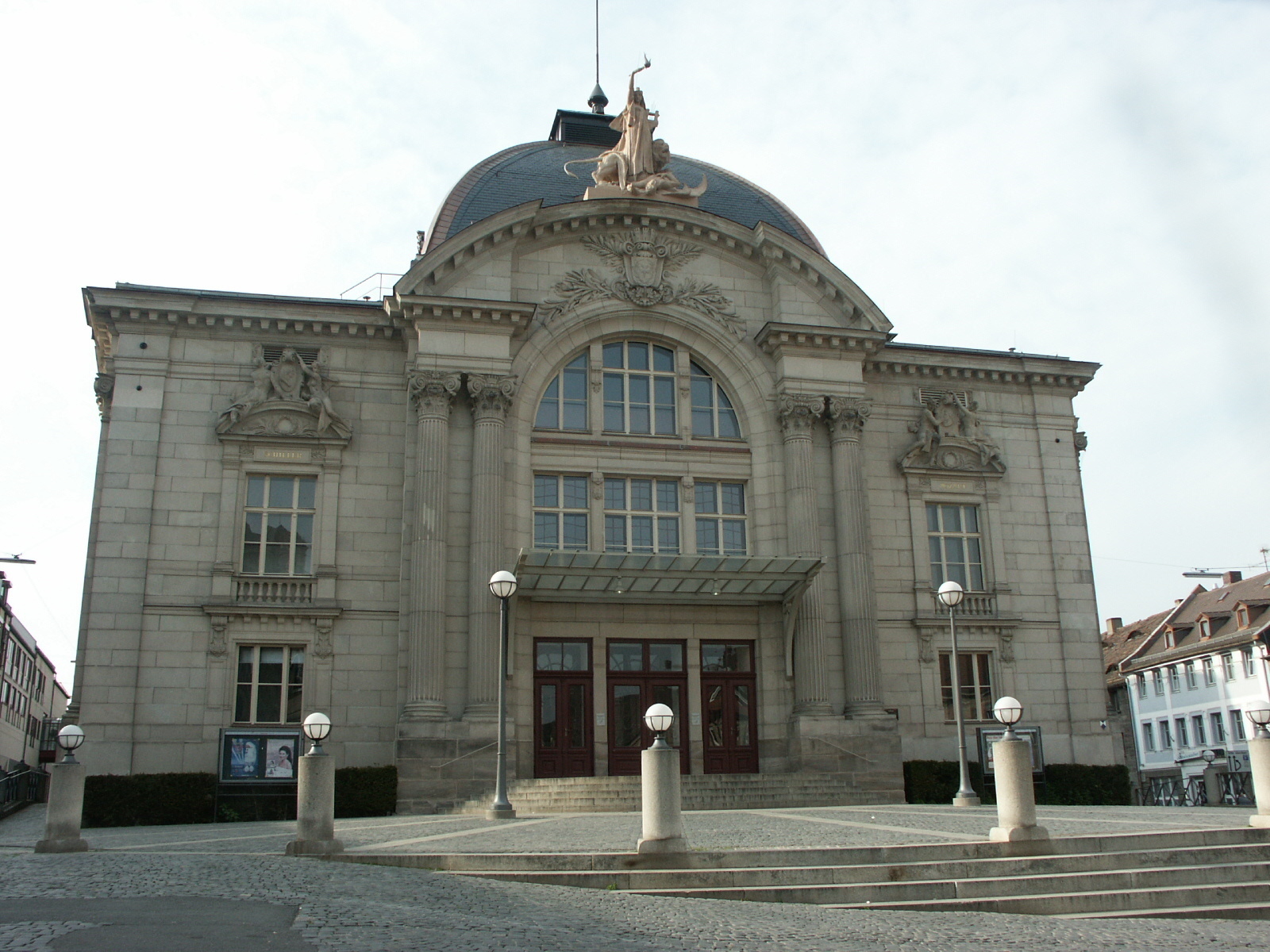 Das 1902 vom Wiener Architektenbüro Fellner & Helmer erbaute Fürther Stadttheater gehört zu den bedeutendsten Bauwerken der Kleeblattstadt. Foto: Ebersberger