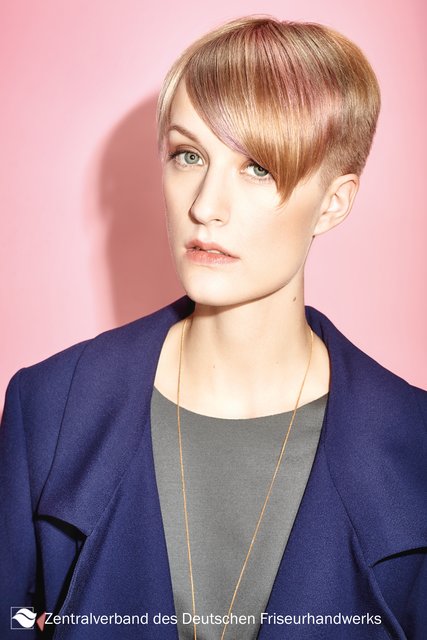 Sweet Structur (Serie E)
Strahlkraft für Herbst und Winter mit einem leuchtenden Highlight-Mix in Pastellrosa und Pastellmint. Durch die zarte Coloration wird selbst der maskuline Cut absolut feminin. Der Pony zeigt sich als echtes Stylingwunder. Die Konturen kurz, der Oberkopf stark gestuft, wird die vordere Partie mal strukturiert, mal glatt gestylt. Ganz nach Gefühl und Situation. | Foto: Immo Fuchs, Köln / © Zentralverband Friseurhandwerk, Köln