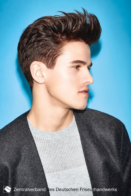 Zurück in die 1950er Jahre mit diesem coolen Sidecut. À la James Dean werden die Seiten und Konturen sehr kurz und sauber geschnitten. Die Haare am Oberkopf bleiben deutlich länger und werden nach vorne ansteigend gestuft. Das schafft vielfältige Stylingvarianten. Egal ob lässig oder chic. | Foto: Immo Fuchs, Köln / © Zentralverband Friseurhandwerk, Köln