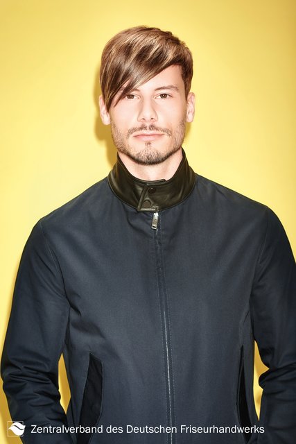 Keep it short! Aber bitte nur die Konturen! Das Deckhaar dagegen darf gerne etwas länger bleiben. Die Ponypartie wird casual ins Gesicht getragen. Intensiviert wird dieser coole Look durch hellere Paintings am Oberkopf. Besonders natürlich eingearbeitet, sorgt diese Färbetechnik für den extra Kick. | Foto: Immo Fuchs, Köln / © Zentralverband Friseurhandwerk, Köln