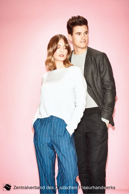 Nicht lang, nicht kurz, sondern Clavi! Also bis zum Schlüsselbein (engl. „clavicle“). Der Clavi Cut entwickelt sich zum echten Styleliebling, weil er so vielseitig getragen werden kann. Für mehr Volumen sorgt eine leichte Stufung, genauso wie die fließende Farbgebung. Die Naturhaarfarbe im Ansatz wird durch die angesagte Balayage-Technik nach unten hin smooth aufgehellt. | Foto: Immo Fuchs, Köln / © Zentralverband Friseurhandwerk, Köln