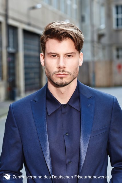 Glatt, extravagant und für nahezu jeden trendbewussten Mann geeignet. Stilvoll zieht dieser Sidecut mit Pompadour alle Blicke auf sich. Das längere Deckhaar wird dazu wild oder ganz präzise nach hinten oder seitlich gestylt. Volumenschaum direkt nach dem Waschen ins Haar geben, das verleiht extra Halt. | Foto: Immo Fuchs, Köln / © Zentralverband Friseurhandwerk, Köln
