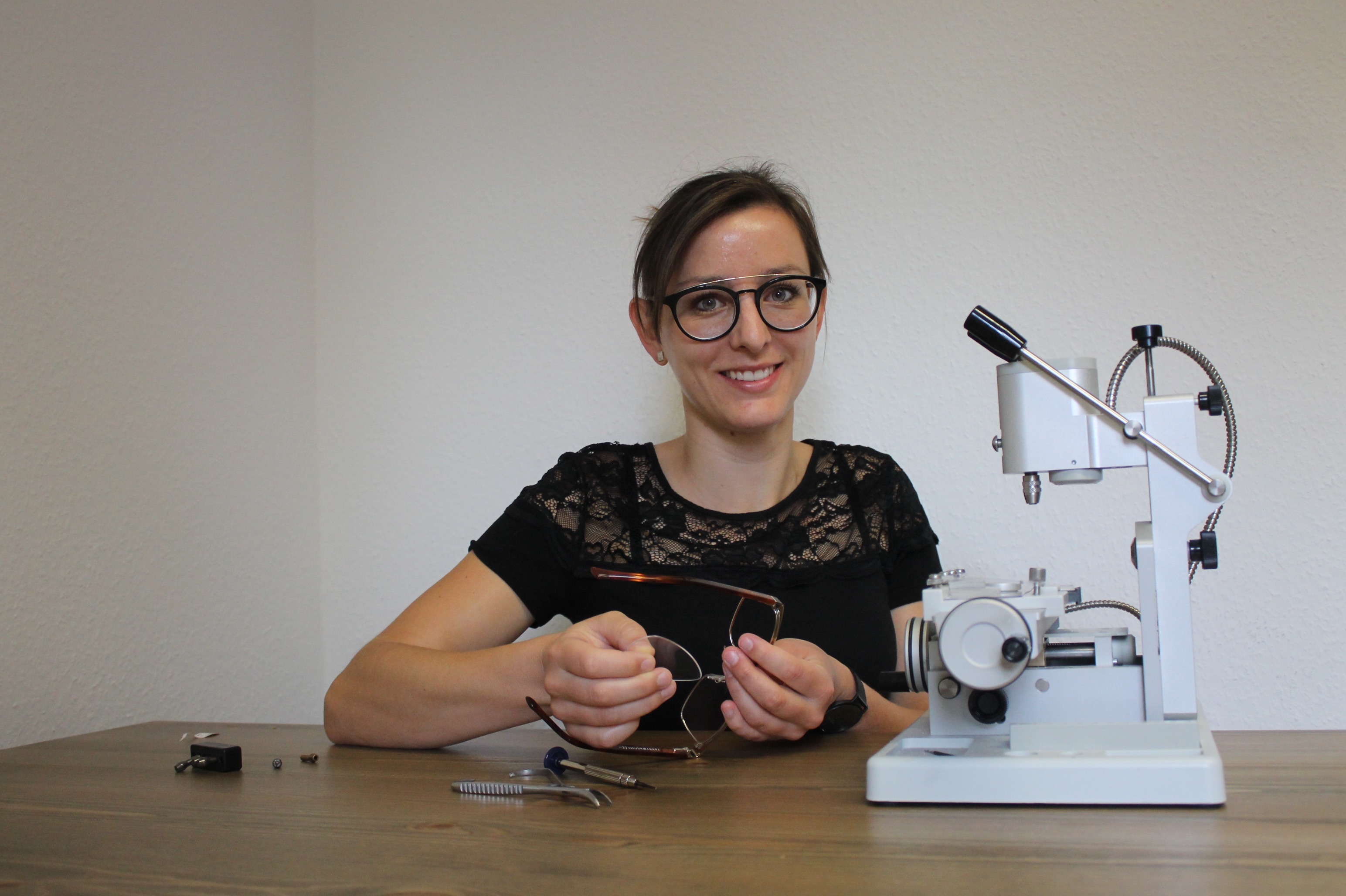 Swenja Schramm, Filialleiterin Fiedler Optik in Schwabach, zeigt, worauf es am „Tag der Wirtschaft“ am 9. September ankommt: So wie auch sie laden fast 100 Schwabacher Unternehmen ein, einen Blick hinter die Kulissen ihrer Betriebe zu werfen.