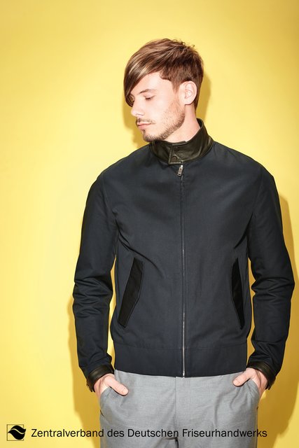 Cool Cut (Serie F)
Keep it short! Aber bitte nur die Konturen! Das Deckhaar dagegen darf gerne etwas länger bleiben. Die Ponypartie wird casual ins Gesicht getragen. Intensiviert wird dieser coole Look durch hellere Paintings am Oberkopf. Besonders natürlich eingearbeitet, sorgt diese Färbetechnik für den extra Kick. | Foto: Immo Fuchs, Köln / © Zentralverband Friseurhandwerk, Köln