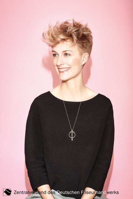 Strahlkraft für Herbst und Winter mit einem leuchtenden Highlight-Mix in Pastellrosa und Pastellmint. Durch die zarte Coloration wird selbst der maskuline Cut absolut feminin. Der Pony zeigt sich als echtes Stylingwunder. Die Konturen kurz, der Oberkopf stark gestuft, wird die vordere Partie mal strukturiert, mal glatt gestylt. Ganz nach Gefühl und Situation. | Foto: Immo Fuchs, Köln / © Zentralverband Friseurhandwerk, Köln