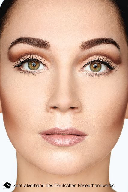 Es ist der angesagteste Make-up-Trend der Saison, bei dem die Lidfalte als Grenze zwischen zwei Farbtönen dient. Durch den Einsatz von hellen und dunklen Tönen wird den Augen mehr Ausdruck und Tiefe verliehen. Gedeckte Braunfacetten treffen auf Nude und sorgen für eine leichte Tiefe im Alltag. Abgerundet wird der natürliche Look durch einen zart-ausgearbeiteten Teint und nudefarbene Lippen. | Foto: Immo Fuchs, Köln / © Zentralverband Friseurhandwerk, Köln