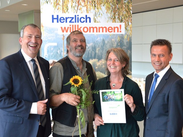 Stefan Schindler, Vorstandsvorsitzender der Sparda-Bank Nürnberg (l.), und Thomas Lang, stellvertretender Vorstandsvorsitzender der Sparda-Bank Nürnberg (r.), freuen sich, dem Waldkindergarten „Die Pfifferlinge e. V.“ aus Erlangen ihren Jurypreis in der Kategorie „Gemeinschaft leben und stärken“ zu überreichen. | Foto: Sparda-Bank Nürnberg eG